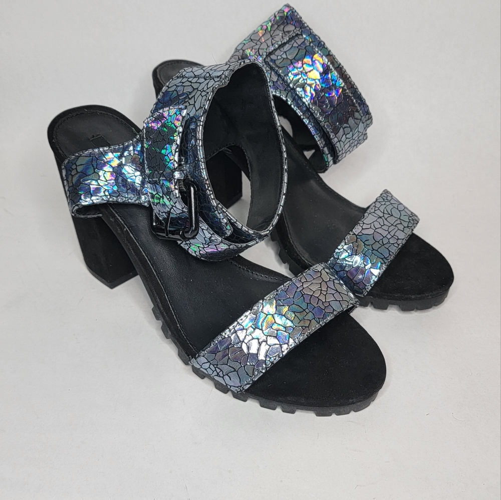 Holographic heel